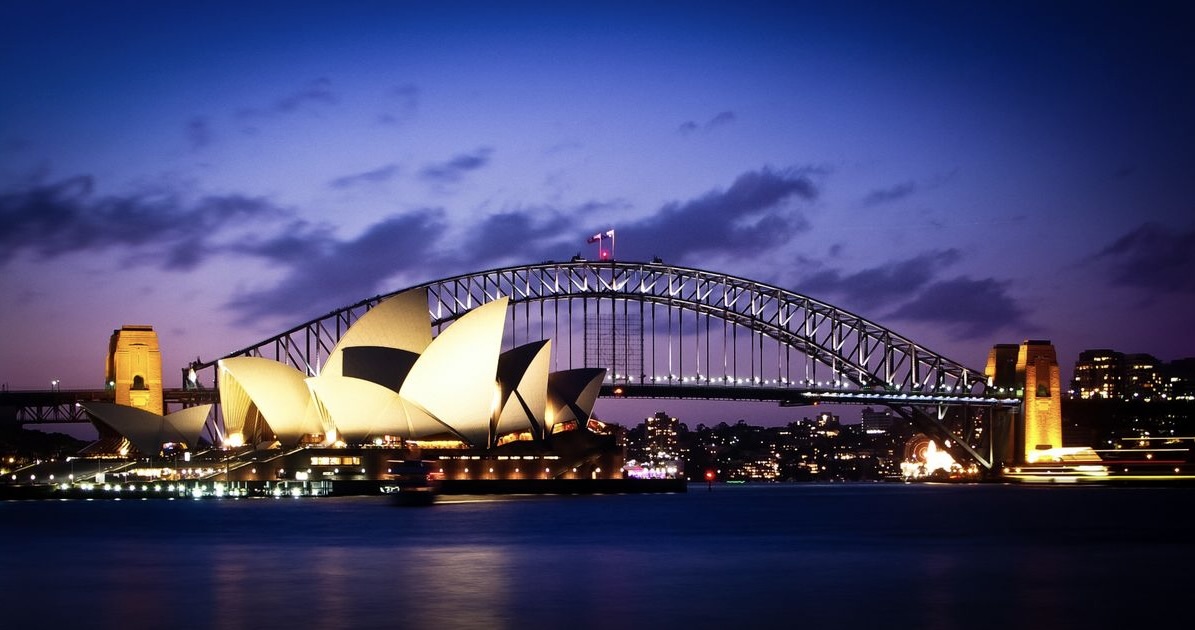 Persona preparando su salida de Australia mientras organiza impuestos y superannuation